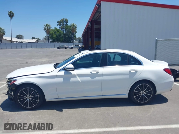2019 Mercedes-Benz C 300 z VIN 55SWF8DB9KU309634, wystawiony jako IAAI lot #42494440 z przebiegiem 17 129 mil mil oraz . Historia ofert i sprzedaży dostępna na DreamBid. Obrazek 15.