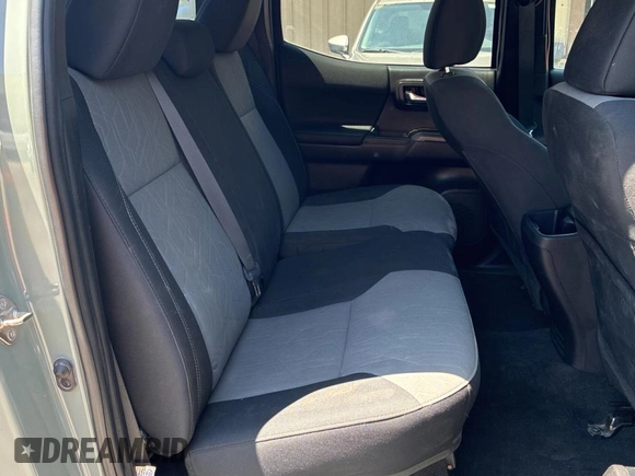 2023 Toyota Tacoma SR5 z VIN 3TMAZ5CN3PM210839, wystawiony jako Copart lot #56557005 z przebiegiem 17 767 mil mil oraz Czysty tytuł • Clean title. Historia ofert i sprzedaży dostępna na DreamBid. Obrazek 6.