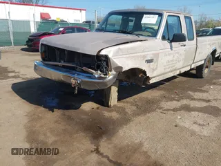 1997 Ford F-250 z VIN 1FTHX25G1VEC11525, wystawiony jako IAAI lot #42063357 z przebiegiem 226 222 mil mil oraz . Historia ofert i sprzedaży dostępna na DreamBid. Obrazek 6.