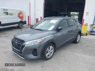 2023 Nissan Kicks S z VIN 3N1CP5BV3PL543504, wystawiony jako IAAI lot #42387560 z przebiegiem 30 740 mil mil oraz . Historia ofert i sprzedaży dostępna na DreamBid. Obrazek 2.