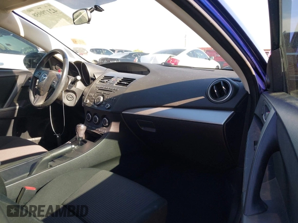 2013 Mazda 3 i Touring z VIN JM1BL1L81D1708796, wystawiony jako IAAI lot #42179958 z przebiegiem 95 467 mil mil oraz . Historia ofert i sprzedaży dostępna na DreamBid. Obrazek 5.