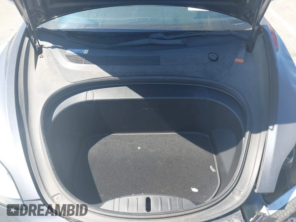2018 Tesla Model 3 Long Range Battery z VIN 5YJ3E1EA9JF042319, wystawiony jako IAAI lot #41871931 z przebiegiem 138 837 mil mil oraz . Historia ofert i sprzedaży dostępna na DreamBid. Obrazek 10.