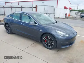 2019 Tesla Model 3 Long Range z VIN 5YJ3E1EB9KF230493, wystawiony jako IAAI lot #42084204 z przebiegiem 112 548 mil mil oraz . Historia ofert i sprzedaży dostępna na DreamBid. Obrazek 1.