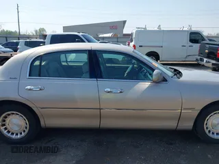 2002 Lincoln Town Car Executive z VIN 1LNHM81W12Y620302, wystawiony jako IAAI lot #41952738 z przebiegiem 83 062 mil mil oraz . Historia ofert i sprzedaży dostępna na DreamBid. Obrazek 13.