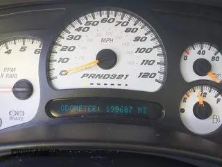 2007 Chevrolet Silverado SS z VIN 2GCEC19N071113401, wystawiony jako IAAI lot #42307590 z przebiegiem 199 687 mil mil oraz . Historia ofert i sprzedaży dostępna na DreamBid. Obrazek 7.