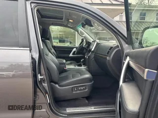 2017 Toyota Land Cruiser z VIN JTMCY7AJ5H4049172, wystawiony jako IAAI lot #41925730 z przebiegiem 204 444 mil mil oraz . Historia ofert i sprzedaży dostępna na DreamBid. Obrazek 5.