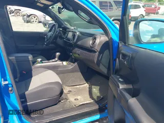 2021 Toyota Tacoma SR z VIN 3TMCZ5AN8MM374398, wystawiony jako IAAI lot #42297138 z przebiegiem 87 205 mil mil oraz . Historia ofert i sprzedaży dostępna na DreamBid. Obrazek 5.