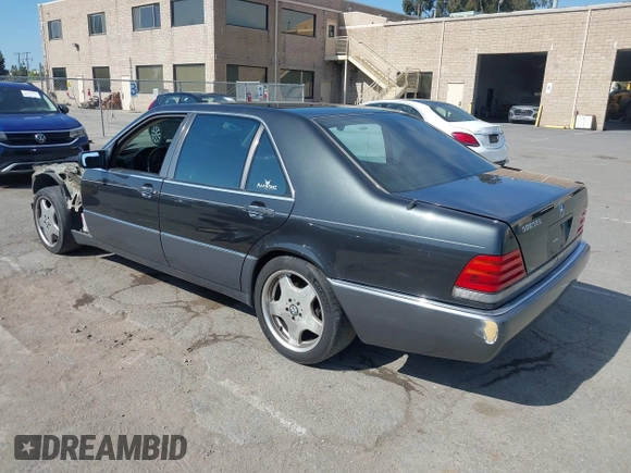 1993 Mercedes-Benz 500 z VIN WDBGA51E5PA138123, wystawiony jako IAAI lot #42012923 z przebiegiem 141 594 mil mil oraz . Historia ofert i sprzedaży dostępna na DreamBid. Obrazek 3.