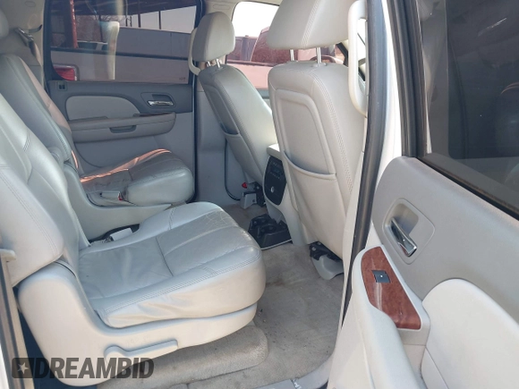 2007 GMC Yukon XL SLT z VIN 1GKFC16087R417052, wystawiony jako IAAI lot #41753046 z przebiegiem 275 008 mil mil oraz . Historia ofert i sprzedaży dostępna na DreamBid. Obrazek 8.
