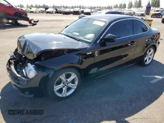 2013 BMW 1 Series 128i z VIN WBAUP9C56DVS95393, wystawiony jako Copart lot #77989924 z przebiegiem 51 221 mil mil oraz Szkoda całkowita • Salvage title. Historia ofert i sprzedaży dostępna na DreamBid. Obrazek 1.