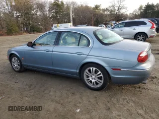 2005 Jaguar S-Type z VIN SAJWA01T45FN51425, wystawiony jako Copart lot #86682684 z przebiegiem 53 218 mil mil oraz Czysty tytuł • Clean title. Historia ofert i sprzedaży dostępna na DreamBid. Obrazek 2.