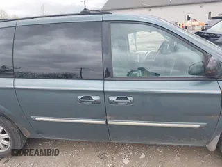 2005 Chrysler Town & Country Touring with VIN 2C4GP54L75R429550, listed as a IAAI auction lot 41947692 with 219,368 mi miles. Bid and sale history available at carsss.com. Image 14.