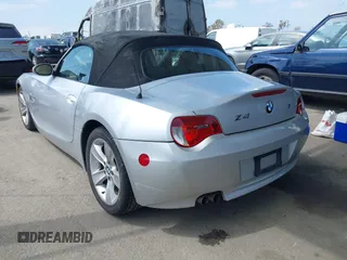 2007 BMW Z4 3.0i z VIN 4USBU33527LW70285, wystawiony jako IAAI lot #42201075 z przebiegiem 116 829 mil mil oraz . Historia ofert i sprzedaży dostępna na DreamBid. Obrazek 3.