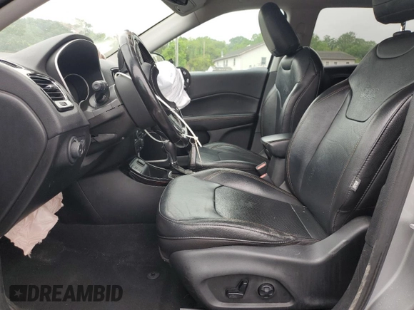 2020 Jeep Compass Limited z VIN 3C4NJCCBXLT211330, wystawiony jako Copart lot #56938845 z przebiegiem 98 968 mil mil oraz Szkoda całkowita • Salvage title. Historia ofert i sprzedaży dostępna na DreamBid. Obrazek 7.