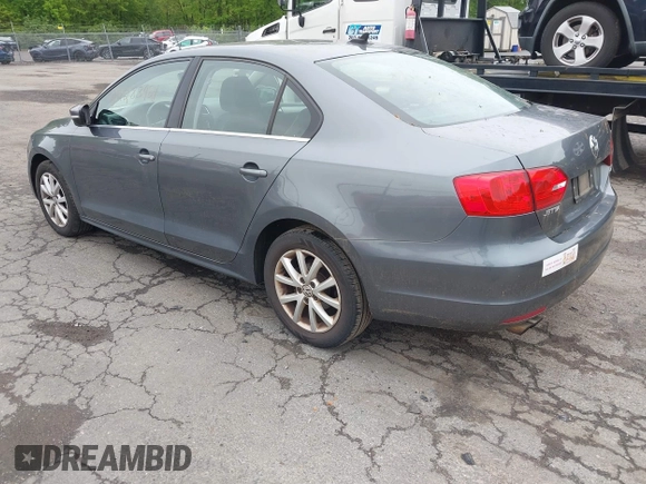 2013 Volkswagen Jetta SE z VIN 3VWDX7AJ3DM397748, wystawiony jako IAAI lot #42283421 z przebiegiem 195 928 mil mil oraz . Historia ofert i sprzedaży dostępna na DreamBid. Obrazek 3.