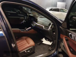 2022 BMW X6 M50i z VIN 5UXCY8C05N9J70601, wystawiony jako IAAI lot #42344397 z przebiegiem 49 085 mil mil oraz . Historia ofert i sprzedaży dostępna na DreamBid. Obrazek 5.