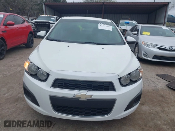 2014 Chevrolet Sonic LS z VIN 1G1JA5SH9E4180377, wystawiony jako IAAI lot #41839198 z przebiegiem 156 357 mil mil oraz . Historia ofert i sprzedaży dostępna na DreamBid. Obrazek 12.