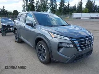 2024 Nissan Rogue SV z VIN 5N1BT3BA3RC672598, wystawiony jako IAAI lot #42279132 z przebiegiem 29 491 mil mil oraz . Historia ofert i sprzedaży dostępna na DreamBid. Obrazek 1.
