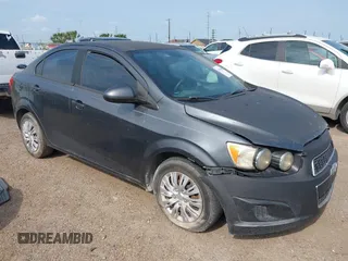 2013 Chevrolet Sonic LS z VIN 1G1JA5SH6D4157072, wystawiony jako IAAI lot #42105853 z przebiegiem 215 406 mil mil oraz . Historia ofert i sprzedaży dostępna na DreamBid. Obrazek 1.