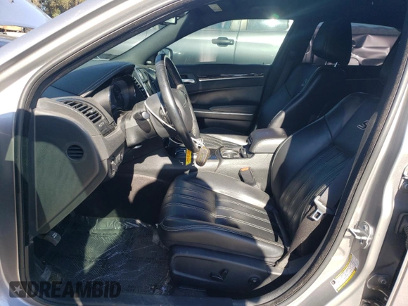 2018 Chrysler 300 S z VIN 2C3CCAGG8JH267272, wystawiony jako Copart lot #49331875 z przebiegiem 70 691 mil mil oraz Szkoda całkowita • Salvage title. Historia ofert i sprzedaży dostępna na DreamBid. Obrazek 7.