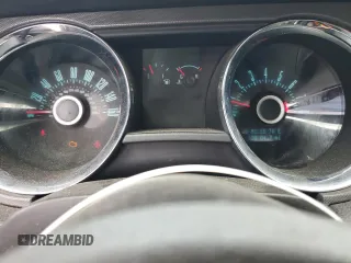 2013 Ford Mustang V6 z VIN 1ZVBP8AM8D5215538, wystawiony jako Copart lot #62214695 z przebiegiem 130 904 mil mil oraz Czysty tytuł • Clean title. Historia ofert i sprzedaży dostępna na DreamBid. Obrazek 9.