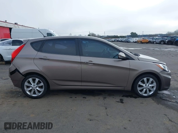 2013 Hyundai Accent SE z VIN KMHCU5AE1DU079830, wystawiony jako IAAI lot #41529695 z przebiegiem 105 637 mil mil oraz . Historia ofert i sprzedaży dostępna na DreamBid. Obrazek 13.