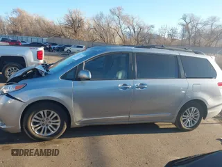 2014 Toyota Sienna XLE z VIN 5TDYK3DC9ES508300, wystawiony jako IAAI lot #41867307 z przebiegiem 93 798 mil mil oraz . Historia ofert i sprzedaży dostępna na DreamBid. Obrazek 14.