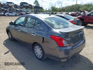 2019 Nissan Versa SV z VIN 3N1CN7AP1KL852367, wystawiony jako IAAI lot #42246462 z przebiegiem 140 456 mil mil oraz . Historia ofert i sprzedaży dostępna na DreamBid. Obrazek 3.