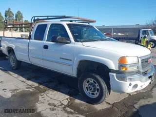 2005 GMC Sierra 2500HD Classic SLE1 with VIN 1GTHC29U65E337195, listed as a IAAI auction lot 41478978 with 323,961 mi miles. Bid and sale history available at carsss.com. Image 1.