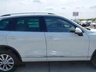 2014 Volkswagen Touareg Sport z VIN WVGEF9BP8ED013755, wystawiony jako IAAI lot #41991936 z przebiegiem 126 912 mil mil oraz . Historia ofert i sprzedaży dostępna na DreamBid. Obrazek 13.