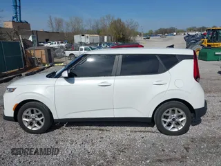 2020 Kia Soul LX with VIN KNDJ23AU7L7021165, listed as a IAAI auction lot 41924587 with 87,513 mi miles. Bid and sale history available at carsss.com. Image 14.