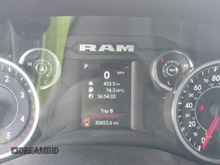 2024 Ram 2500 Big Horn z VIN 3C6UR5DL1RG336569, wystawiony jako IAAI lot #42595091 z przebiegiem 30 453 mil mil oraz . Historia ofert i sprzedaży dostępna na DreamBid. Obrazek 15.