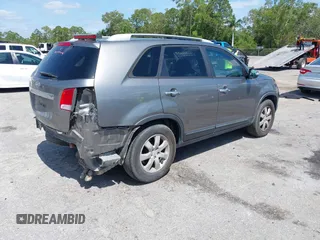 2012 Kia Sorento LX z VIN 5XYKT3A6XCG199254, wystawiony jako IAAI lot #42199700 z przebiegiem 257 644 mil mil oraz . Historia ofert i sprzedaży dostępna na DreamBid. Obrazek 4.