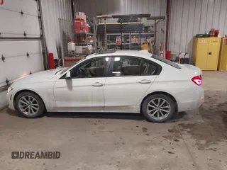 2016 BMW 3 Series 320i xDrive z VIN WBA8E5G5XGNT93549, wystawiony jako IAAI lot #41527046 z przebiegiem 101 743 mil mil oraz . Historia ofert i sprzedaży dostępna na DreamBid. Obrazek 14.