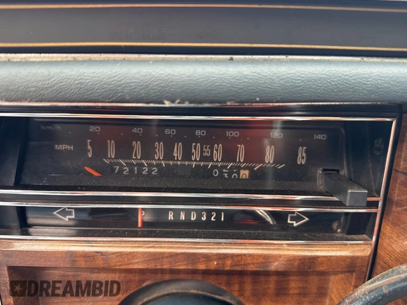 1988 Cadillac Brougham z VIN 1G6DW51Y1J9710932, wystawiony jako Copart lot #82010974 z przebiegiem 72 122 mil mil oraz Czysty tytuł • Clean title. Historia ofert i sprzedaży dostępna na DreamBid. Obrazek 8.