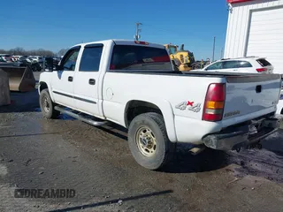 2005 GMC Sierra 1500HD SLT z VIN 1GTGK13U05F811217, wystawiony jako IAAI lot #41253560 z przebiegiem 338 891 mil mil oraz . Historia ofert i sprzedaży dostępna na DreamBid. Obrazek 3.