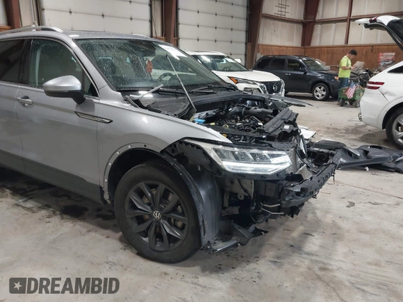 2024 Volkswagen Tiguan SE with VIN 3VVMB7AX8RM084483, listed as a IAAI auction lot 42452619 with 14,618 mi miles and . Bid and sale history available at DreamBid. Image 19.