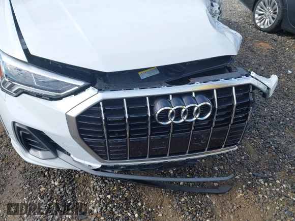 2024 Audi Q3 S line Premium z VIN WA1DECF3XR1108195, wystawiony jako IAAI lot #41833728 z przebiegiem Nie podano mil oraz . Historia ofert i sprzedaży dostępna na DreamBid. Obrazek 18.