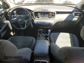 2017 Kia Sorento LX z VIN 5XYPGDA3XHG236574, wystawiony jako Copart lot #56359835 z przebiegiem 105 297 mil mil oraz Szkoda całkowita • Salvage title. Historia ofert i sprzedaży dostępna na DreamBid. Obrazek 8.