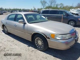 2000 Lincoln Town Car Signature z VIN 1LNHM82W1YY847416, wystawiony jako IAAI lot #42244165 z przebiegiem Nie podano mil oraz . Historia ofert i sprzedaży dostępna na DreamBid. Obrazek 1.