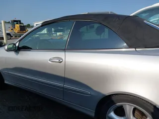 2005 Mercedes-Benz CLK 320 z VIN WDBTK65J85F150968, wystawiony jako IAAI lot #42390264 z przebiegiem 151 325 mil mil oraz . Historia ofert i sprzedaży dostępna na DreamBid. Obrazek 14.