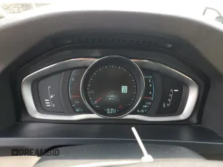 2015 Volvo V60 z VIN YV1612SD5F1202932, wystawiony jako Copart lot #56551523 z przebiegiem 83 417 mil mil oraz . Historia ofert i sprzedaży dostępna na DreamBid. Obrazek 9.