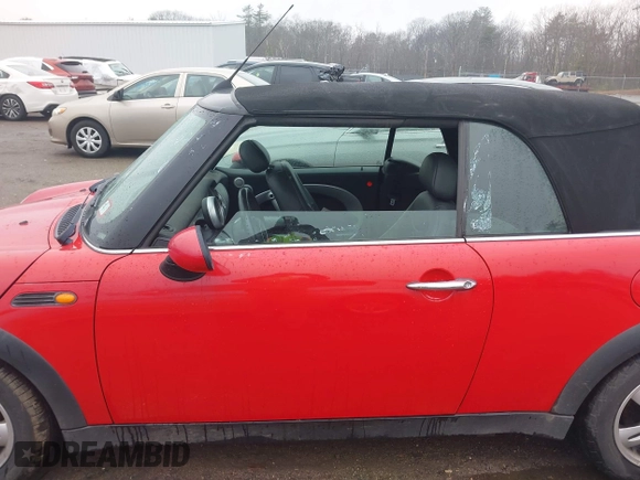 2008 MINI Convertible z VIN WMWRF33558TF67376, wystawiony jako IAAI lot #41923409 z przebiegiem 150 268 mil mil oraz . Historia ofert i sprzedaży dostępna na DreamBid. Obrazek 6.