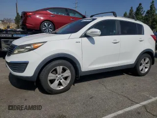 2013 Kia Sportage LX z VIN KNDPBCA27D7402248, wystawiony jako Copart lot #62750165 z przebiegiem 93 453 mil mil oraz Czysty tytuł • Clean title. Historia ofert i sprzedaży dostępna na DreamBid. Obrazek 1.