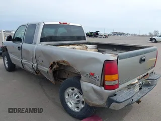 2000 Chevrolet Silverado 2500 LS z VIN 1GCGK29U4YE309544, wystawiony jako IAAI lot #42115349 z przebiegiem 227 652 mil mil oraz . Historia ofert i sprzedaży dostępna na DreamBid. Obrazek 3.