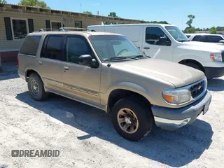 2000 Ford Explorer XLT z VIN 1FMZU73E4YZB70571, wystawiony jako IAAI lot #42317419 z przebiegiem 233 858 mil mil oraz . Historia ofert i sprzedaży dostępna na DreamBid. Obrazek 1.