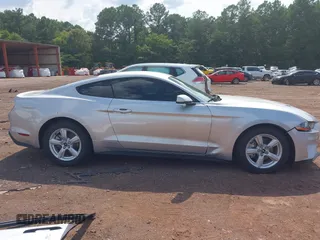2018 Ford Mustang EcoBoost z VIN 1FA6P8TH6J5174509, wystawiony jako IAAI lot #42627744 z przebiegiem 83 093 mil mil oraz . Historia ofert i sprzedaży dostępna na DreamBid. Obrazek 13.