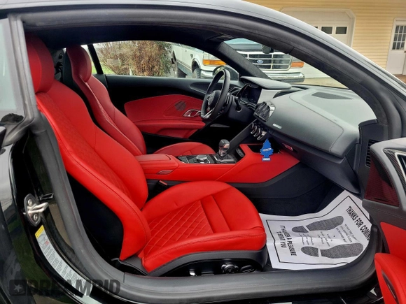2021 Audi R8 z VIN WUAKBAFX4M7901384, wystawiony jako Copart lot #51984055 z przebiegiem 5 665 mil mil oraz Czysty tytuł • Clean title. Historia ofert i sprzedaży dostępna na DreamBid. Obrazek 5.