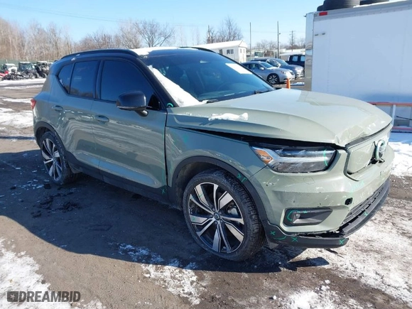 2021 Volvo XC40 with VIN YV4ED3UR4M2525090, listed as a IAAI auction lot 41400975 with 32,992 mi miles. Bid and sale history available at carsss.com. Image 1.