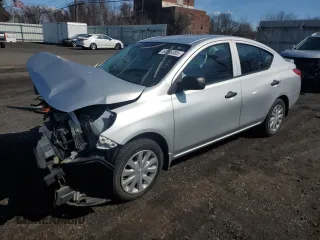 2013 Nissan Versa S Plus z VIN 3N1CN7AP6DL877509, wystawiony jako Copart lot #50436305 z przebiegiem 103 286 mil mil oraz Szkoda całkowita • Salvage title. Historia ofert i sprzedaży dostępna na DreamBid. Obrazek 1.